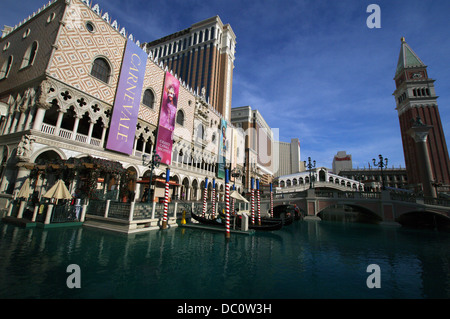 Réplique du Palais des Doges, le Pont du Rialto et la Place Saint-Marc à Venise Campanile au Venetian Resort Hotel Casino à Las Vegas, USA Banque D'Images