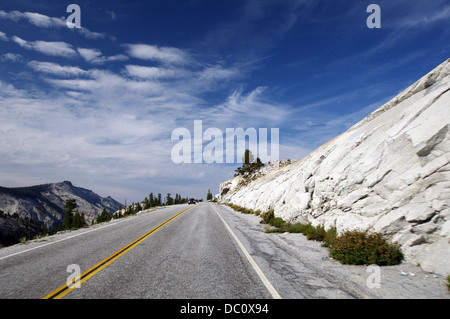 Tioga Pass - un col dans les montagnes de la Sierra Nevada qui traverse le Parc National de Yosemite Banque D'Images