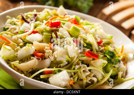 Le Bok Choy et asiatique salade dans un bol de Ramen Banque D'Images