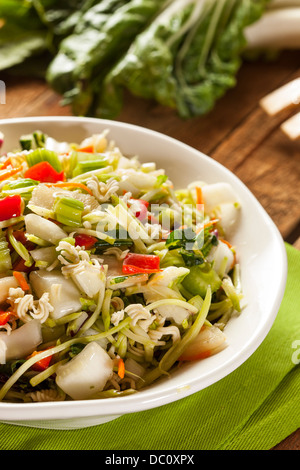Le Bok Choy et asiatique salade dans un bol de Ramen Banque D'Images