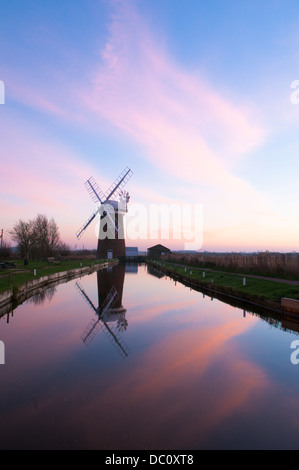 Pompe éolienne Horsey, Norfolk, Royaume-Uni. Décembre. Coucher du soleil Banque D'Images