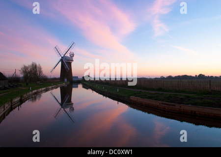 Pompe éolienne Horsey, Norfolk, Royaume-Uni. Décembre. Coucher du soleil Banque D'Images