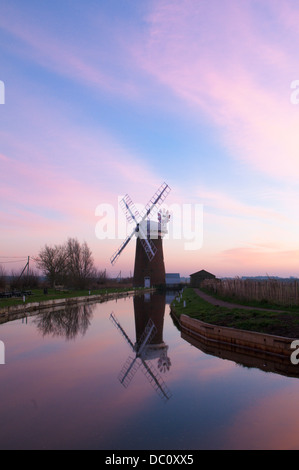 Pompe éolienne Horsey, Norfolk, Royaume-Uni. Décembre. Coucher du soleil Banque D'Images