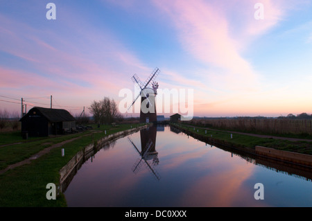 Pompe éolienne Horsey, Norfolk, Royaume-Uni. Décembre. Coucher du soleil Banque D'Images