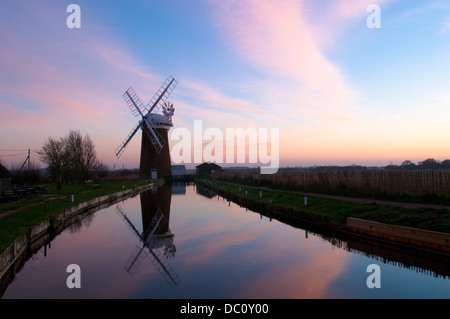 Pompe éolienne Horsey, Norfolk, Royaume-Uni. Décembre. Coucher du soleil Banque D'Images