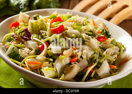 Le Bok Choy et asiatique salade dans un bol de Ramen Banque D'Images