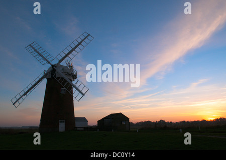 Pompe éolienne Horsey, Norfolk, Royaume-Uni. Décembre. Le coucher du soleil. Banque D'Images