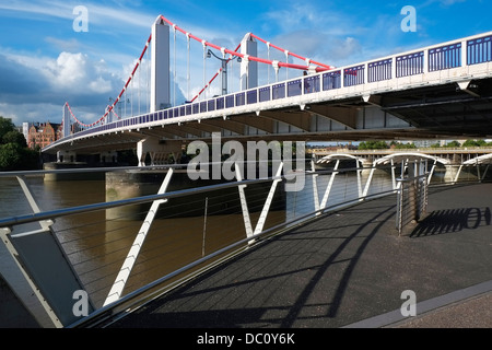 Pont Chelsea vue du parc Battersea Banque D'Images