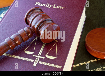 Palais de justice Les juges wooden gavel sur 'le droit de la famille livre d'or à l'épée et balance de la justice lent Banque D'Images