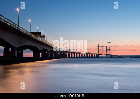 Le deuxième passage de Severn, la réalisation de l'autoroute M4, qui relie l'Angleterre et au Pays de Galles, éclairé au crépuscule. Banque D'Images