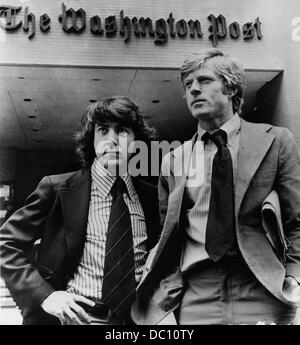 Sur la photo : 2 février 1976 - Washington, D.C., États-Unis - Acteurs Dustin Hoffman et Robert Redford à l'extérieur du Washington Post, qu'ils co-star dans une scène du film, 'Les hommes du Président.' (image Crédit : © Keystone Photos USA/ZUMAPRESS.com) Banque D'Images