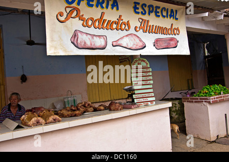 Viandes fumées, porc, stand dans petit village market, vieil homme attend les clients Banque D'Images