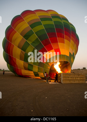 Hot Air Balloon couché sur le côté d'être gonflé à l'aube à Louxor, Egypte Banque D'Images