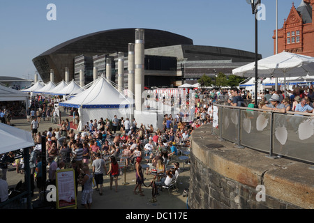 Une foule de gens qui profitent du soleil d'été au Cardiff Bay Food and Drink Festival, au pays de Galles, au Royaume-Uni, dans le bassin ovale Banque D'Images