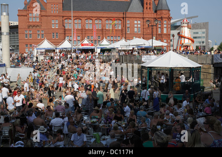 Une foule de personnes qui profitent du soleil d'été au Cardiff Bay Food and Drink Festival.Bassin ovale.Pays de Galles Royaume-Uni Banque D'Images