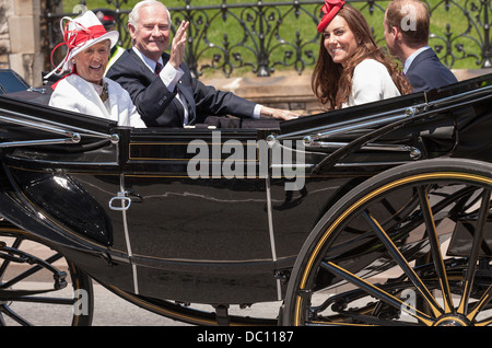 Un sourire, une vague du landau. Le gouverneur général et son épouse avec Kate et William ride en calèche Banque D'Images