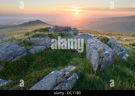 Des pierres à Belstone Tor donnant sur la lande du Nord sur le bord de Dartmoor, dans le Devon, Royaume-Uni. Banque D'Images