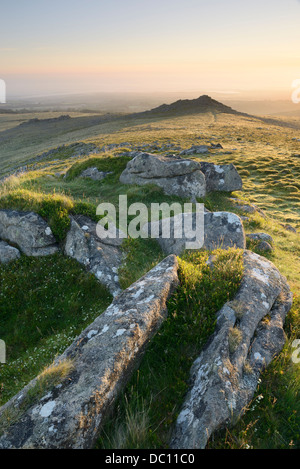 Des pierres à Belstone Tor donnant sur la lande du Nord sur le bord de Dartmoor, dans le Devon, Royaume-Uni. Banque D'Images