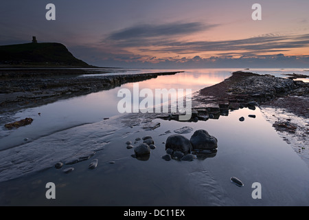 La baie de Kimmeridge, Dorset après le coucher du soleil sur une soirée d'hiver. Banque D'Images