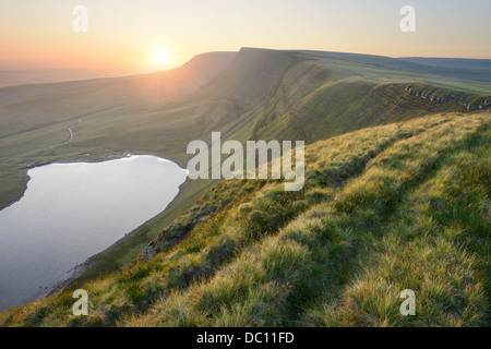 Le lever du soleil, photographié depuis les sommets de la Montagne Noire, à la frontière de Carmarthenshire et Powys, Pays de Galles, Royaume-Uni. Banque D'Images