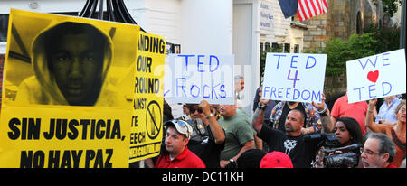 New Haven, CT, USA. 6e août 2013. Les manifestants à l'extérieur de la salle de musique du crapaud de l'endroit où bascule franc Ted Nugent est apparaissant plus tard ce soir. Ted Nugent partisans également tourné-out, parfois discuter avec les manifestants. Les habitants de New Haven protestent contre l'apparence de Nugent à New Haven sur ses remarques à propos de Trayvon Martin, qui inclut l'appel Martin un ''17 ans, fumeurs dope wannabe gangsta racistes'' et a dit que ''Trayvon n'avait aucune raison de ne pas s'attaquer parce que c'était la norme thug chose à faire.' Credit : Stan Godlewski/ZUMAPRESS.co.uk/Alamy Live News Banque D'Images