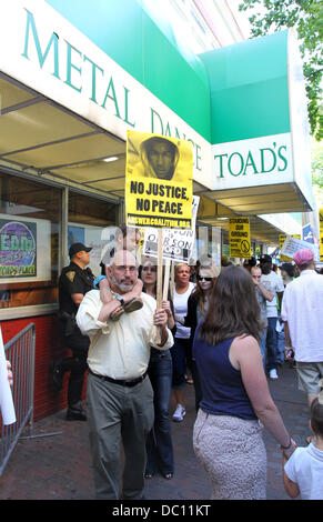 New Haven, CT, USA. 6e août 2013. Les manifestants à l'extérieur de la salle de musique du crapaud de l'endroit où bascule franc Ted Nugent est apparaissant plus tard ce soir. Ted Nugent partisans également tourné-out, parfois discuter avec les manifestants. Les habitants de New Haven protestent contre l'apparence de Nugent à New Haven sur ses remarques à propos de Trayvon Martin, qui inclut l'appel Martin un ''17 ans, fumeurs dope wannabe gangsta racistes'' et a dit que ''Trayvon n'avait aucune raison de ne pas s'attaquer parce que c'était la norme thug chose à faire.' Credit : Stan Godlewski/ZUMAPRESS.co.uk/Alamy Live News Banque D'Images