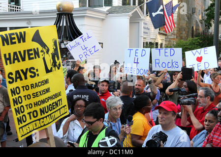 New Haven, CT, USA. 6e août 2013. Les manifestants à l'extérieur de la salle de musique du crapaud de l'endroit où bascule franc Ted Nugent est apparaissant plus tard ce soir. Ted Nugent partisans également tourné-out, parfois discuter avec les manifestants. Les habitants de New Haven protestent contre l'apparence de Nugent à New Haven sur ses remarques à propos de Trayvon Martin, qui inclut l'appel Martin un ''17 ans, fumeurs dope wannabe gangsta racistes'' et a dit que ''Trayvon n'avait aucune raison de ne pas s'attaquer parce que c'était la norme thug chose à faire.' Credit : Stan Godlewski/ZUMAPRESS.co.uk/Alamy Live News Banque D'Images