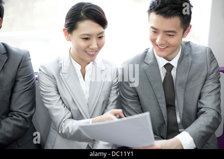 Partenaires d'affaires de la lecture des fichiers dans Subway train Banque D'Images
