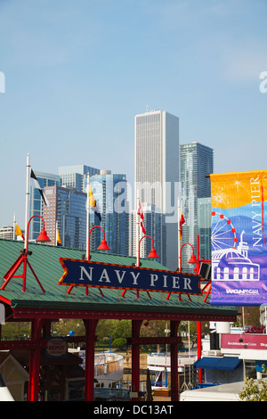 Le Navy Pier le 19 mai 2013 à Chicago, IL. Il s'agit d'un 3 300 pieds (1 010 m) longue jetée sur le rivage du lac Michigan, Chicago. Banque D'Images