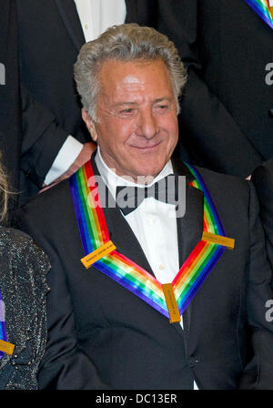 Dustin Hoffman, l'un des sept lauréats du Kennedy Center Honors 2012 posent pour une photo à la suite d'un dîner organisé par le secrétaire d'État des États-Unis, Hillary Rodham Clinton au département d'État des États-Unis à Washington, D.C. le samedi, Décembre 1, 2012. Les lauréats 2012 sont Buddy Guy, l'acteur Dustin Hoffman, l'hôte en fin de soirée David Letterman, danseur, Natalia Makarova et le groupe de rock britannique Led Zeppelin (Robert Plant, Jimmy Page et John Paul Jones)..Credit : Ron Sachs / CNP Banque D'Images