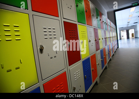 Tourné en couleur de certains casiers dans un highschool Banque D'Images