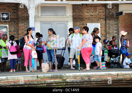 Broadstairs, Kent, Angleterre, Royaume-Uni. Familles qui attendent sur la plateforme de la gare de chemin de fer Banque D'Images