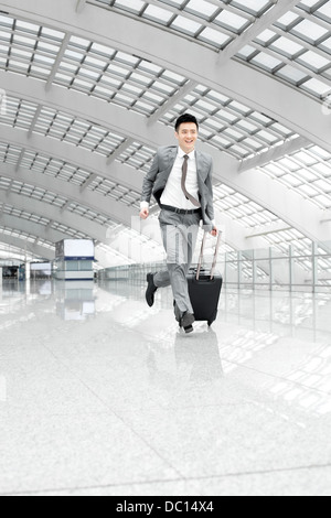 Jeune homme d'affaires pressé à l'aéroport. Banque D'Images