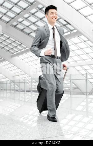 Jeune homme d'affaires pressé à l'aéroport. Banque D'Images