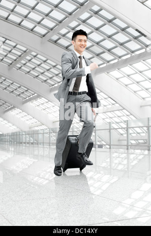 Jeune homme d'affaires pressé à l'aéroport. Banque D'Images