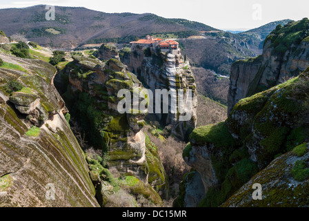 Les falaises les météores et le monastère de Varlaam (fondé au milieu du 16ème siècle AD) en Grèce Banque D'Images