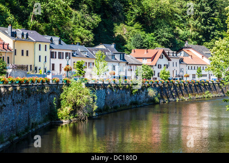 Jolies Maisons de village le long des rives de l'Our à Vianden au Grand-Duché de Luxembourg. Banque D'Images