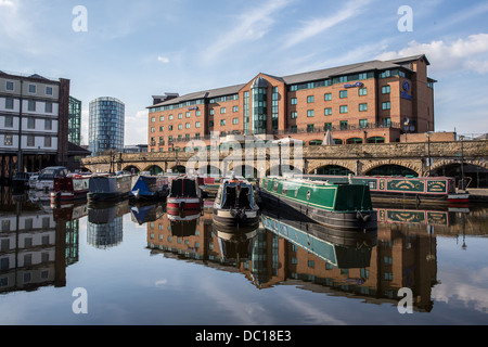 Victoria Quays (anciennement Sheffield bassin du canal) bassin du canal et l'hôtel Hilton à Sheffield, England, UK United Kingdon Banque D'Images