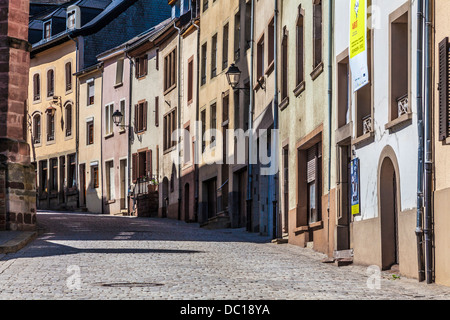 Une rue pavée pittoresque dans le joli village de Vianden au Luxembourg. Banque D'Images