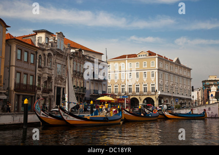 L'Europe, Portugal, Aveiro. Moliceiro boats docked par des bâtiments de style Art Nouveau ainsi que le Canal du Centre. Banque D'Images