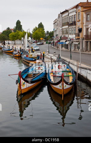 L'Europe, Portugal, Aveiro. Moliceiro boats docked par des bâtiments de style Art Nouveau ainsi que le Canal du Centre. Banque D'Images