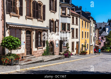 L'une des rues principales à travers le pittoresque village de Vianden au Luxembourg. Banque D'Images