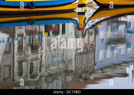 L'Europe, Portugal, Aveiro. Moliceiro boats docked par des bâtiments de style Art Nouveau ainsi que le Canal du Centre. Banque D'Images