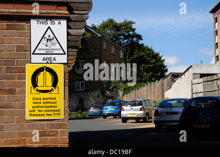 Maidstone, Kent, Angleterre, Royaume-Uni. Signes en zone résidentielle - regarder et de serrage de roue Neibourhood Banque D'Images