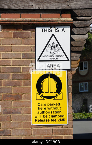 Maidstone, Kent, Angleterre, Royaume-Uni. Signes en zone résidentielle - Surveillance de quartier et de serrage de roue Banque D'Images