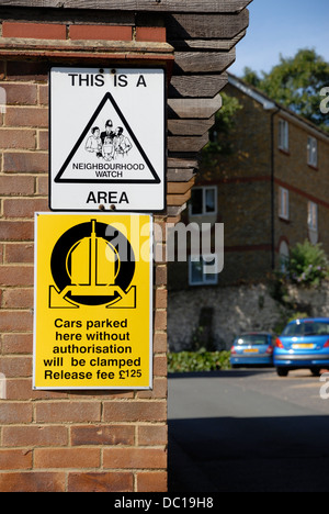 Maidstone, Kent, Angleterre, Royaume-Uni. Signes en zone résidentielle - Surveillance de quartier et de serrage de roue Banque D'Images