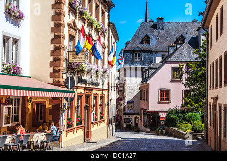 L'une des rues principales à travers le pittoresque village de Vianden au Luxembourg. Banque D'Images