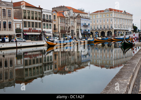 L'Europe, Portugal, Aveiro. Moliceiro boats docked par des bâtiments de style Art Nouveau ainsi que le Canal du Centre. Banque D'Images