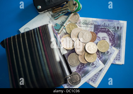 Porte-monnaie, avec des pièces, des clés et de la Banque d'Angleterre 20Pound GBP notes. Banque D'Images