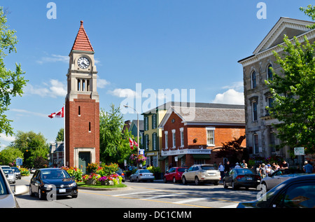 Queen Street memorial clock tower et cenotaph sur la rue principale dans le quartier historique de Niagara-On-The-Lake (Ontario), Canada. Péninsule du Niagara. Banque D'Images